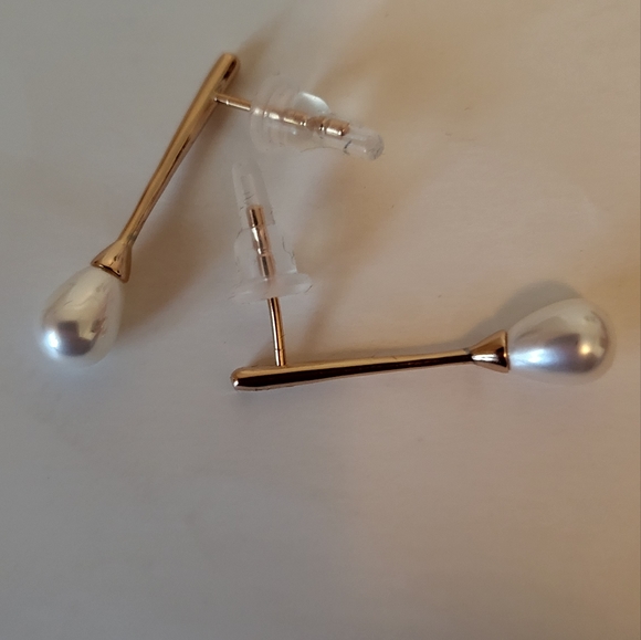 Euc Minimalist faux pearl earrings - Picture 4 of 6